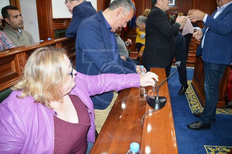 Momento en que Álvaro Monzón desparrama el agua de la botella (Foto TA)